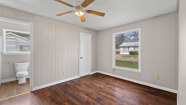 Building Photo - Cute home in New Boston