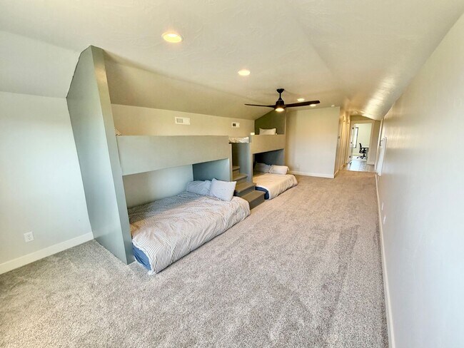 Building Photo - Beautiful Modern 5 Bedroom Home!! Furnished or Unfurnished option!!