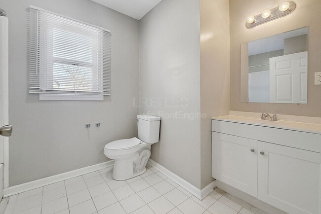 Building Photo - 2338 W Madison St