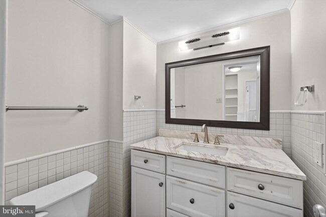 Building Photo - 307 Yoakum Pkwy