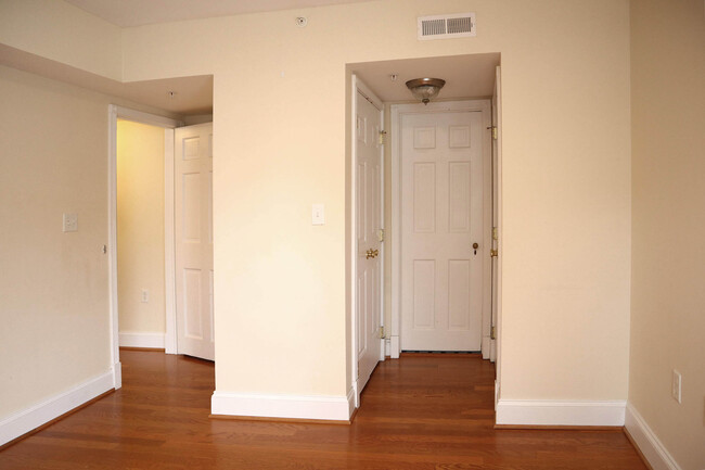 Building Photo - 45 E Lock Ln