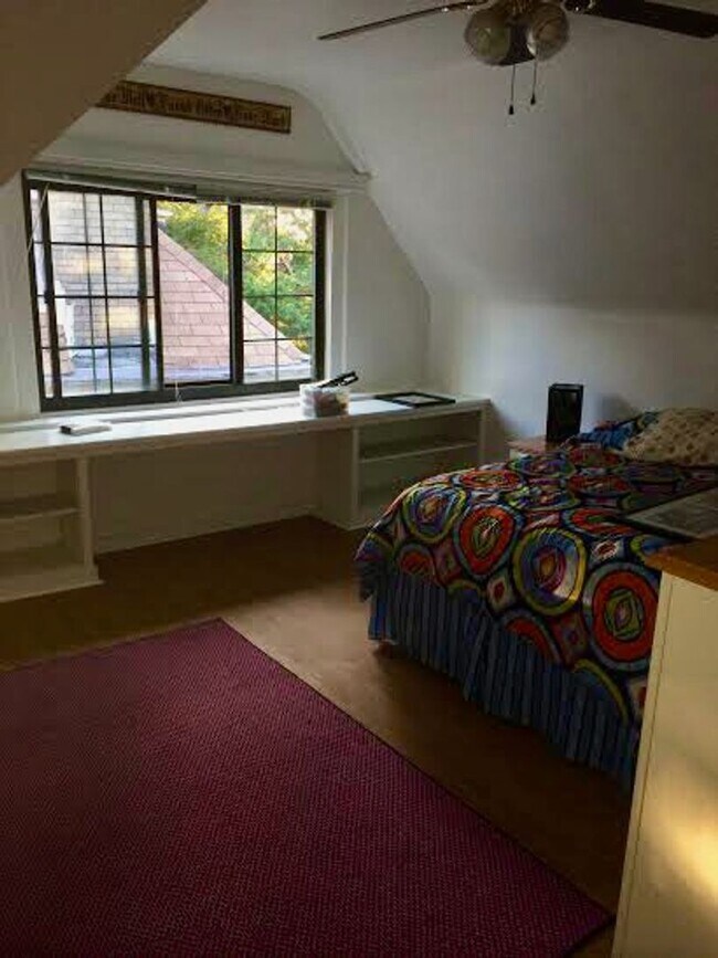 Building Photo - *** Amazing Shadyside Apartment * Walk to everything * Pet Friendly * Duplex Style Apartment * Lu...