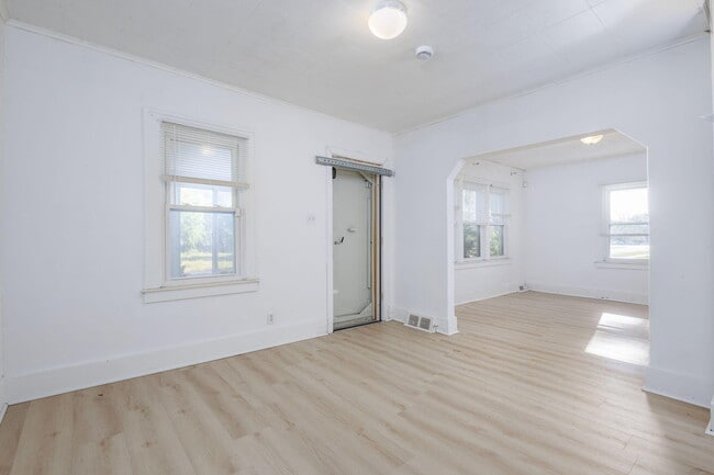 Building Photo - 5021 Anatole St