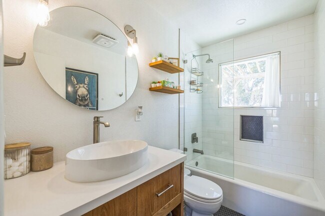 Building Photo - 3 Bedroom 1.5 Bath Modern Farmhouse near JT National Park * MOVE IN SPECIAL*