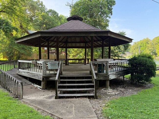 Building Photo - SPRING LAKE ADORABLE HOME with Backyard Fence