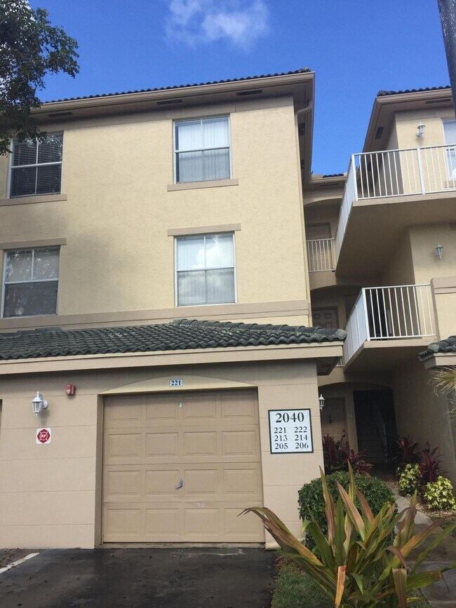 Building Photo - 2040 Greenview Shores Blvd