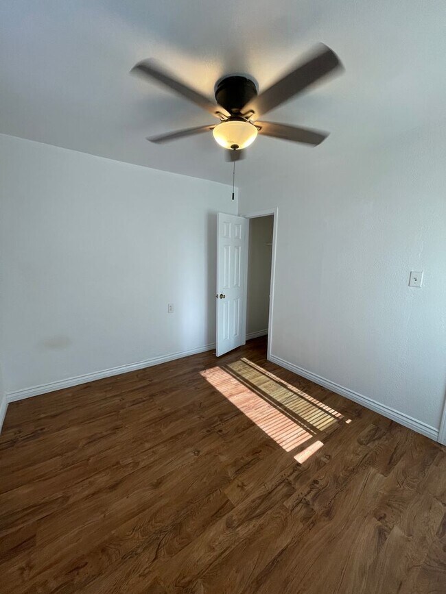 Building Photo - Large Upper 1 Bedroom 1 Bath in Long Beach!