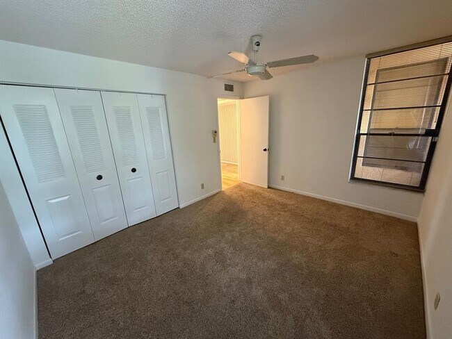 Building Photo - 6215 Coral Lake Dr