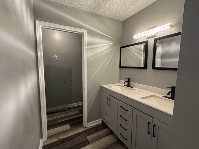 Building Photo - Your New Home Awaits: Charming 3-Bedroom T...