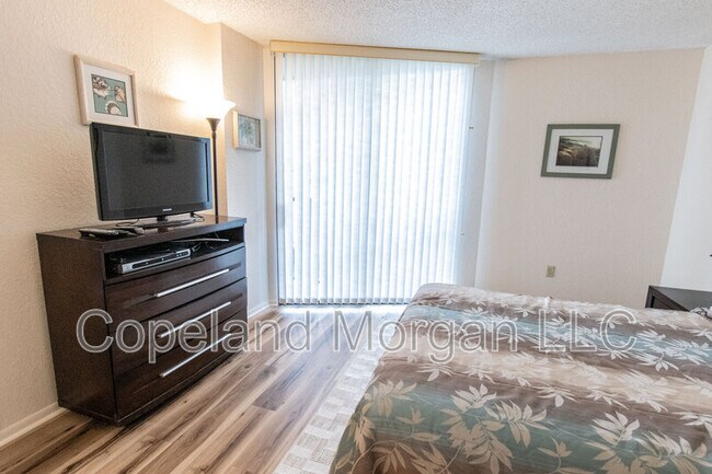 Building Photo - 1000 Cove Cay Dr