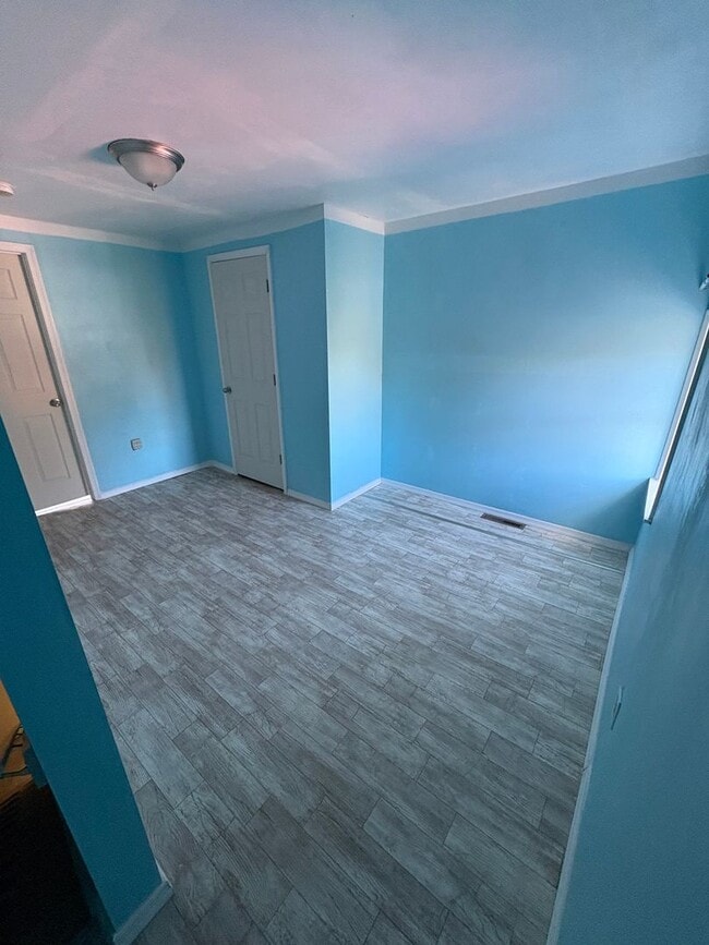 Building Photo - Section 8 Eligible-Spacious 3-4 Bedroom House, Yard, Parking-York City SD