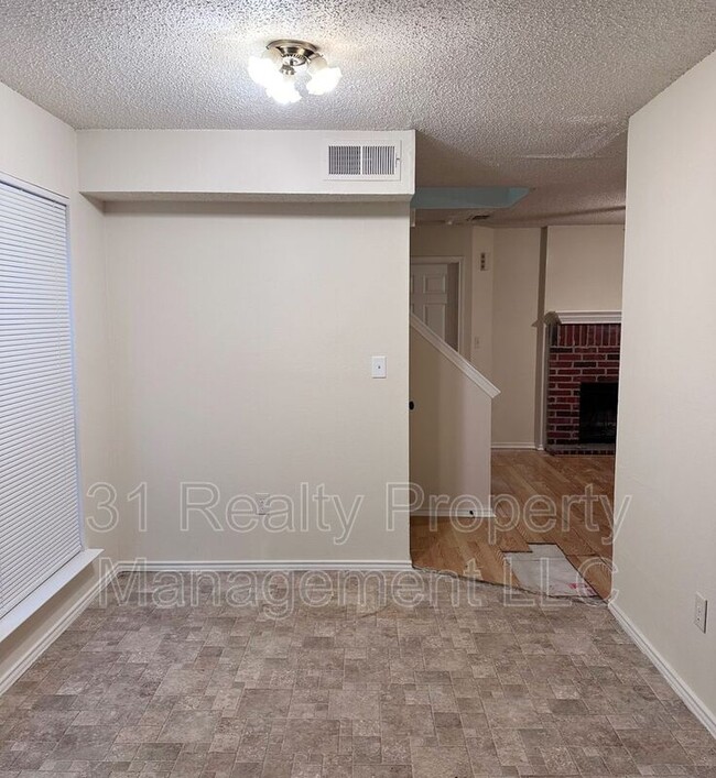 Building Photo - 912 Fairbanks Cir