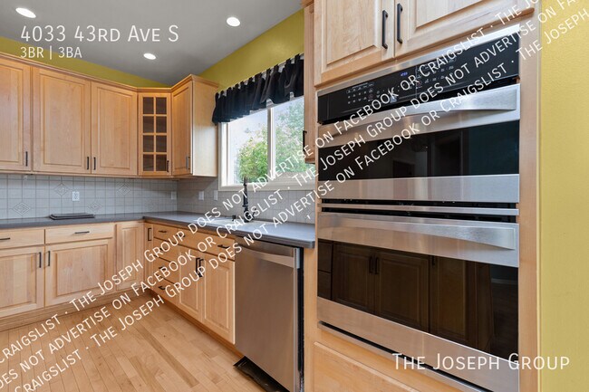 Building Photo - 4033 43rd Ave S