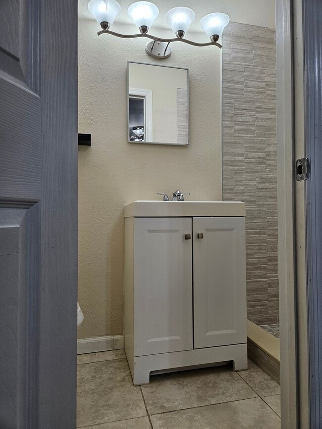 Building Photo - 3 Bedroom Home for Rent in Tampa!