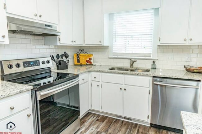 Building Photo - 2 Bedroom Townhouse