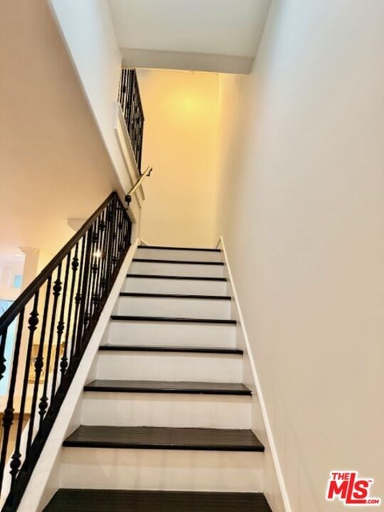 Building Photo - 917 N Sierra Bonita Ave