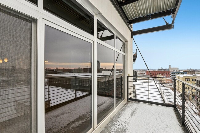 Building Photo - 106 W Seeboth St