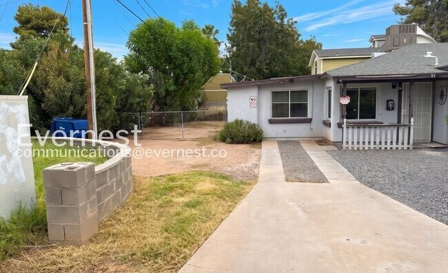Building Photo - Spacious Town Home with All Essential Amenities | Pet Friendly