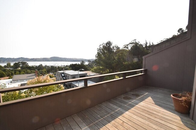 Building Photo - 108 Lincoln Dr