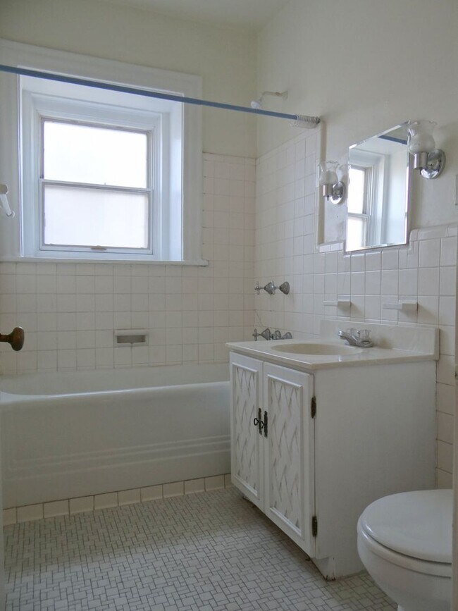 Building Photo - Charming 3 BD/2 BATH right across the stre...