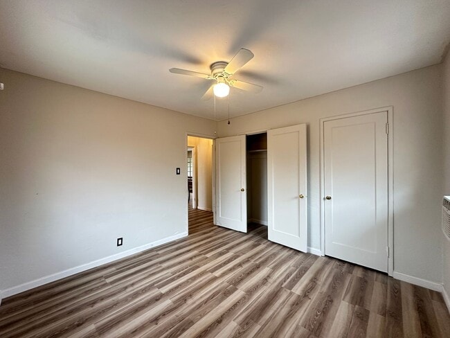 Building Photo - Corner Lot!