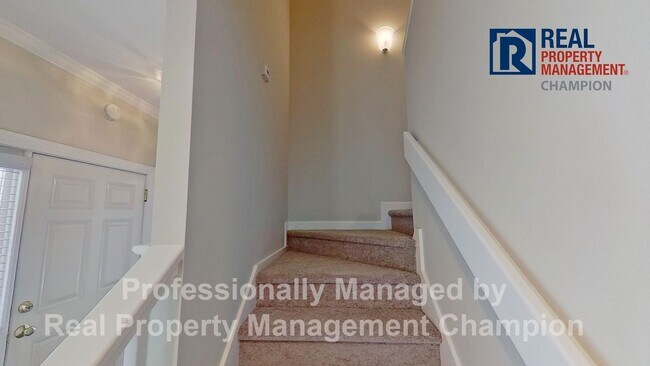 Building Photo - Fabulous End Unit Townhome with Three Master Bedrooms