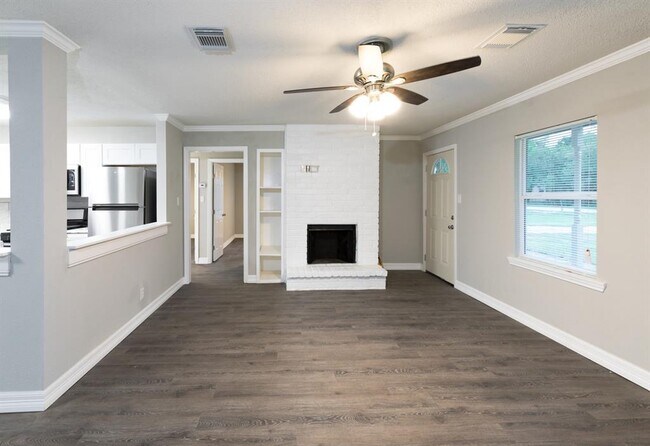 Building Photo - 2121 Holly Dr