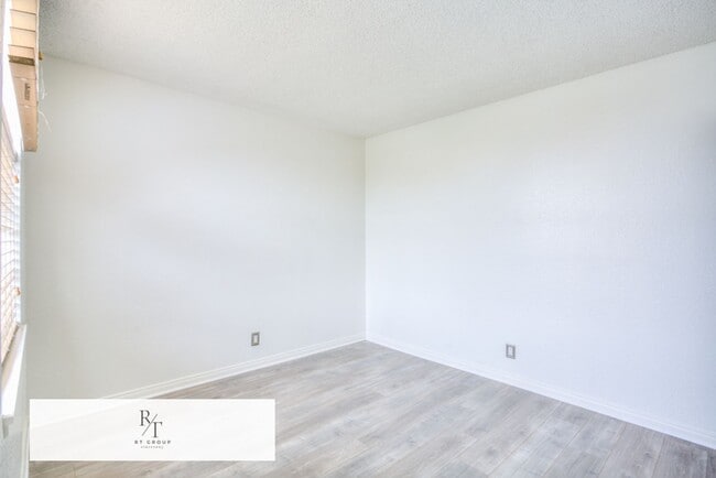 Building Photo - Freshly painted and featuring brand new 2nd-floor flooring 3 Bedrooms, 2.5 Bathroom in Baldwin Park