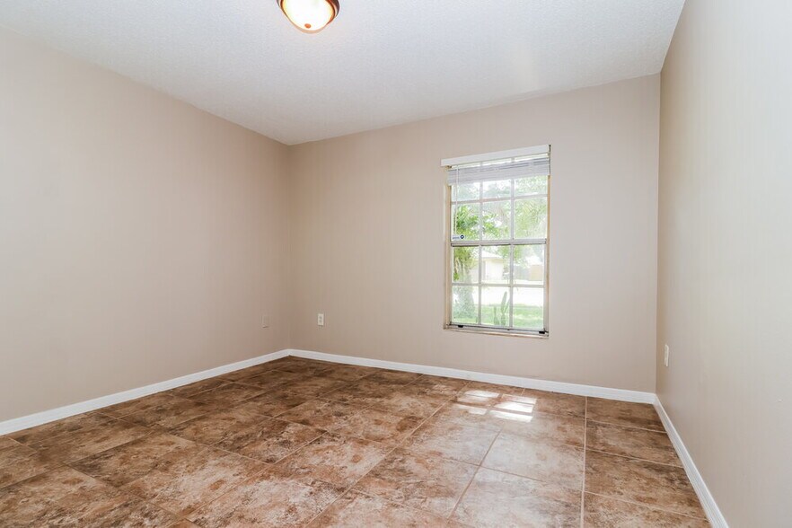 Building Photo - 634 Hemlock Ln