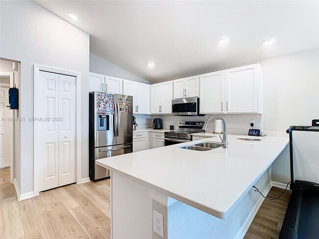 Building Photo - 1060 Cascade Dr