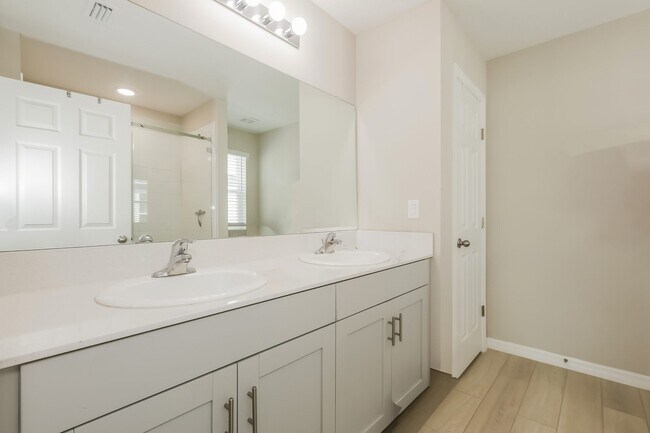 Building Photo - 5548 Summer Sunset Dr