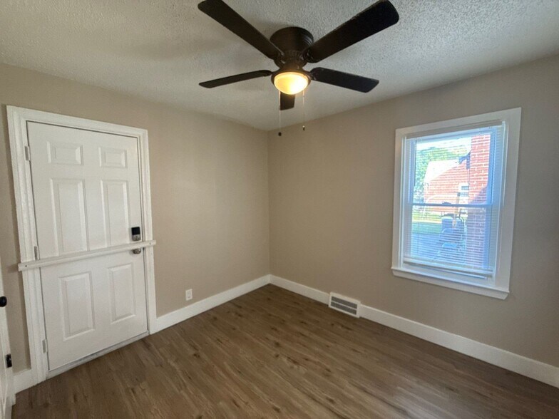 Building Photo - Freshly Renovated Single Family Home In De...