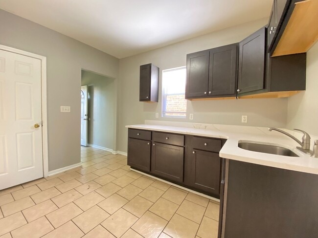 Building Photo - 3 Bed Home Available NOW