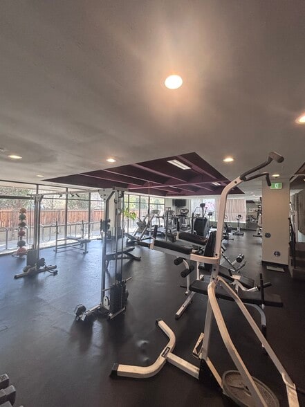 Gym Full - 1433 N Williams St