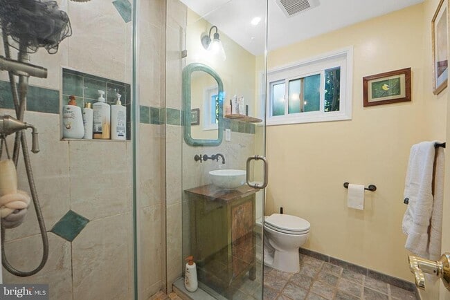 Building Photo - 5929 Avon Dr