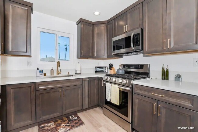 Building Photo - Beautiful 3 Bed/2 Bath Home in heart of Hi...