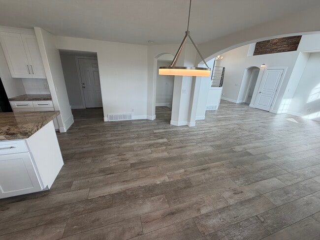 Building Photo - 1540 E 450 N