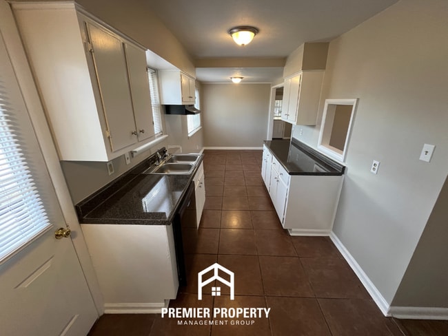 Building Photo - Beautiful 3BR/2BA Memphis Home with Hardwood Floors, Formal Dining & Fenced Yard