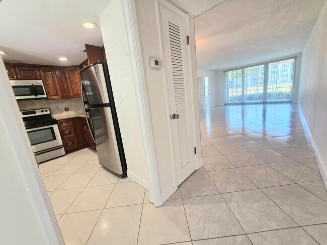 Building Photo - 3100 NE 48th Ct