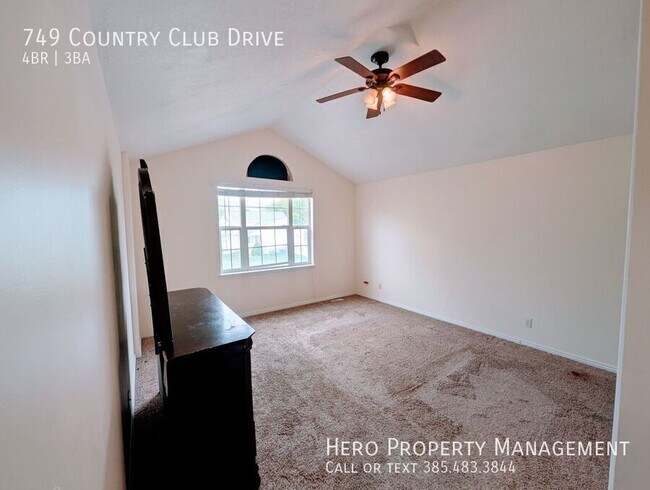 Building Photo - 749 Country Club Dr