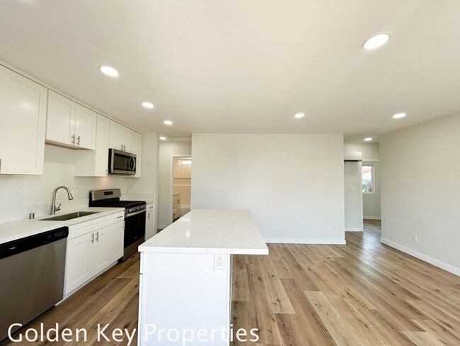 Building Photo - Welcome to your beautifully renovated single level attached home in the heart of Oceanside!
