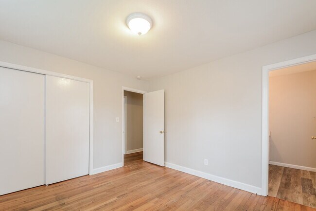 Building Photo - 110 E Crestview Dr