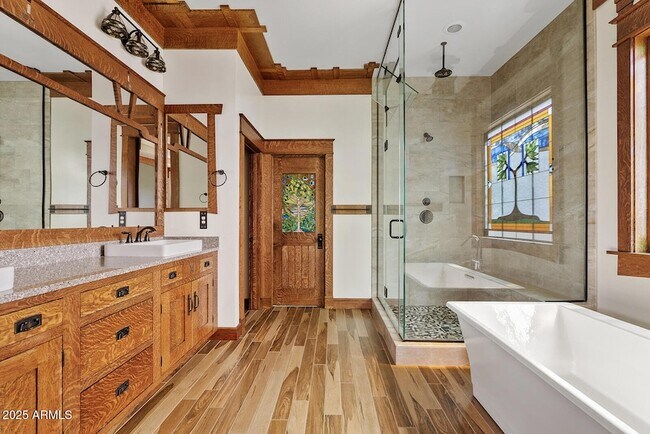 Building Photo - 3123 E Cat Balue Dr