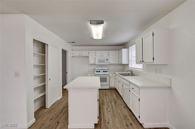 Building Photo - 8213 Mt Brodie Cir