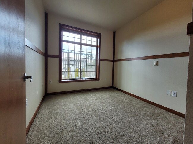 Building Photo - Centrally Located Three Bedroom Condo