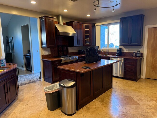 Building Photo - Large house on Art st! (Lease out, pending signatures. Check back in a few days!)