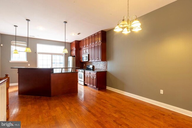 Building Photo - 1017 Dorrance St