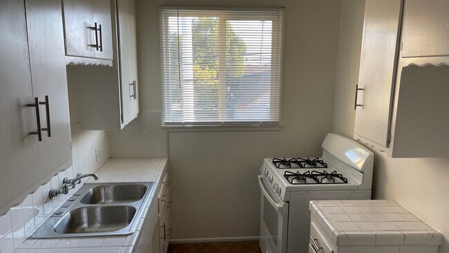 Kitchen - 5110 Harold Way
