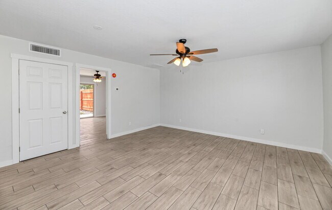 Building Photo - Remodeled 1BR with Private Yard + $250 Gif...