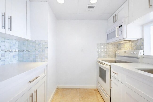 Building Photo - 7601 E Treasure Dr